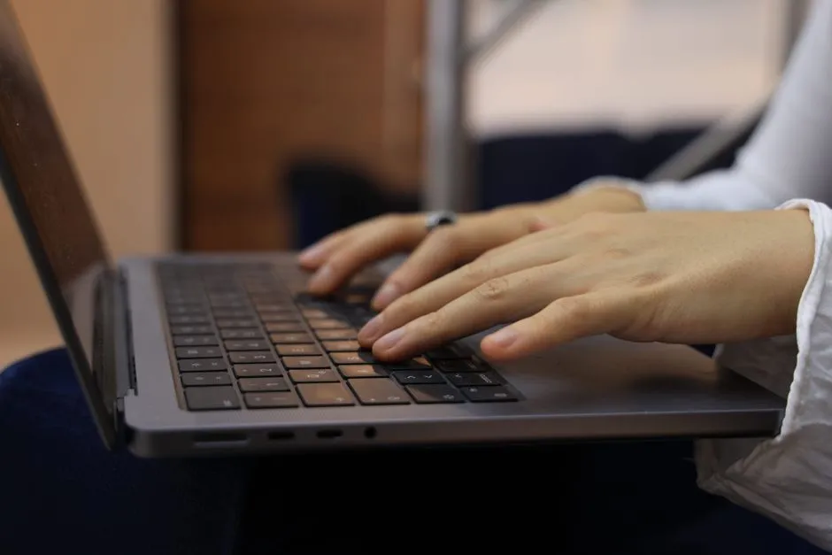 Hands hovering over a keyboard mid-way through a Stroop colour and word task on screen